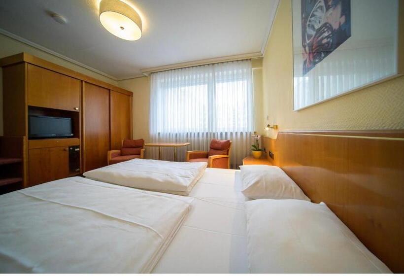 Номер Стандарт Трехместный, Plaza Inn Rieker Stuttgart Hauptbahnhof