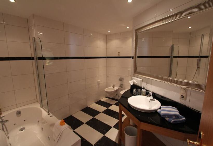 Трехместный Номер Комфорт, Historik Hotel Goldener Hirsch Rothenburg
