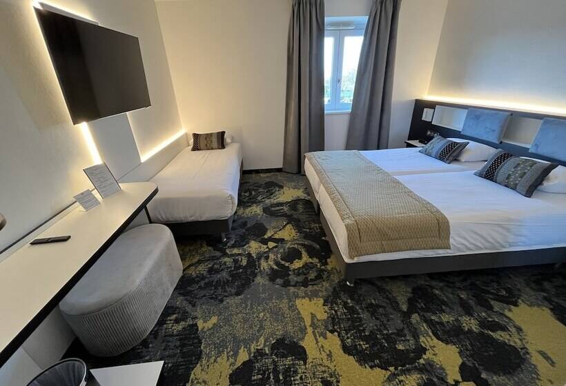 Номер Стандарт Трехместный, Brit Hotel, Spa & Restaurant   Colmar Est