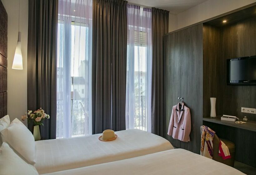 Номер Стандарт Трехместный, Golden Tulip Cannes Hotel De Paris