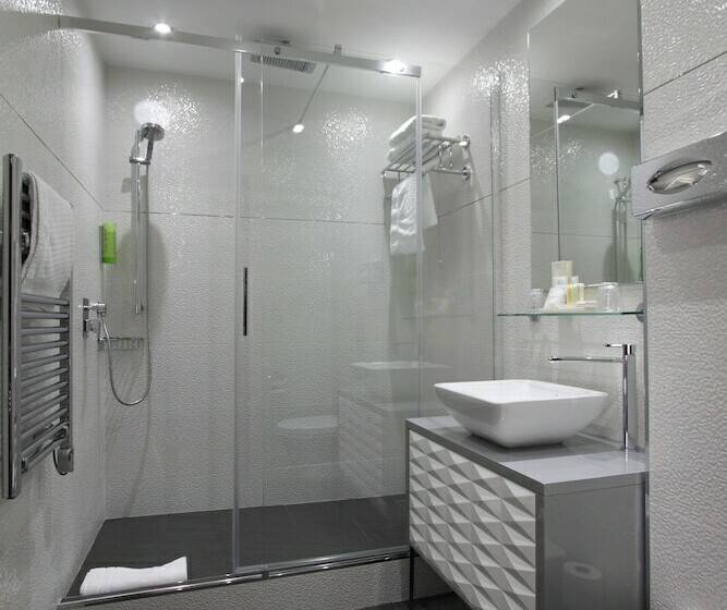 חדר סטנדרט לשלושה, Golden Tulip Cannes Hotel De Paris