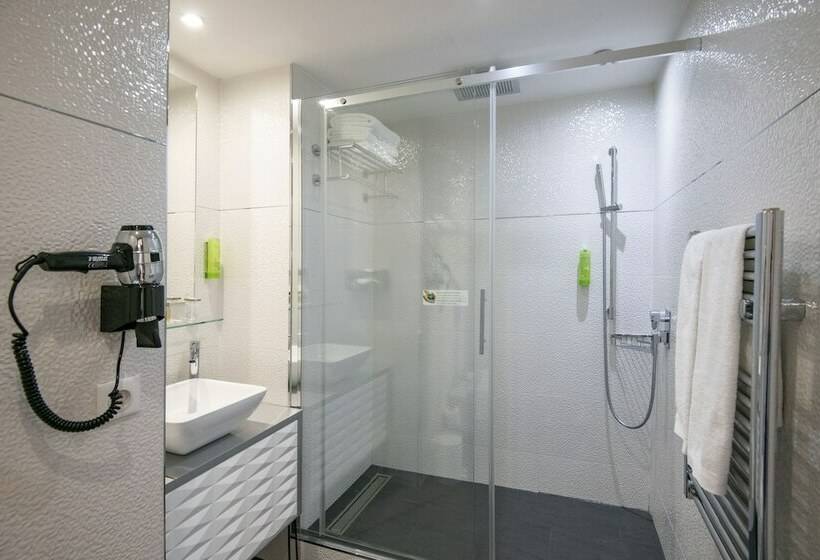 חדר סטנדרט לשלושה, Golden Tulip Cannes Hotel De Paris