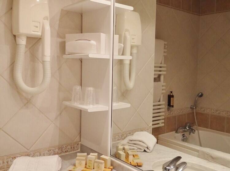 Номер Superior, Le Trophée By M Hôtel Spa