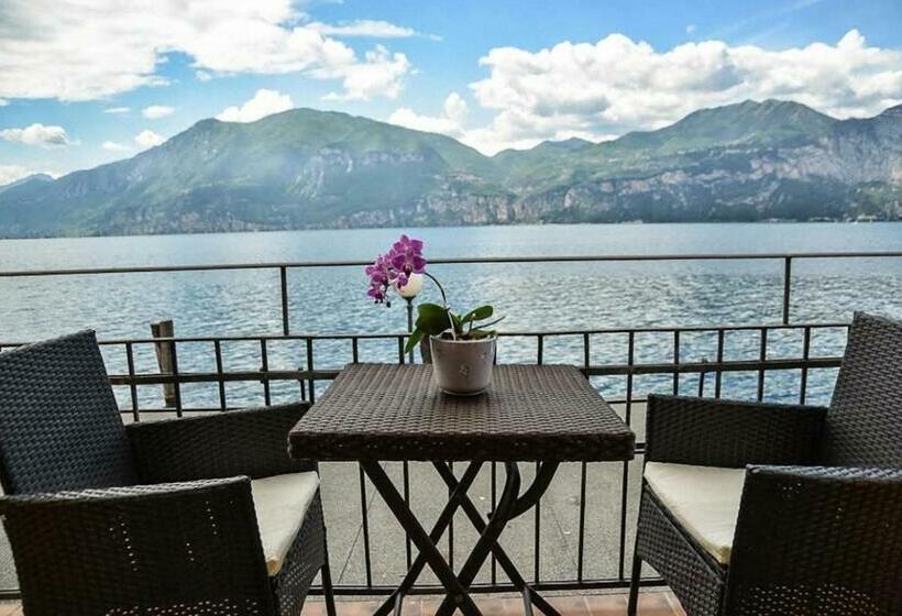 سوییت جونیور لوکس, Lake Front Hotel Brenzone