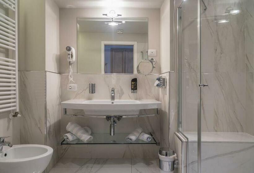 سوییت جونیور لوکس, Lake Front Hotel Brenzone