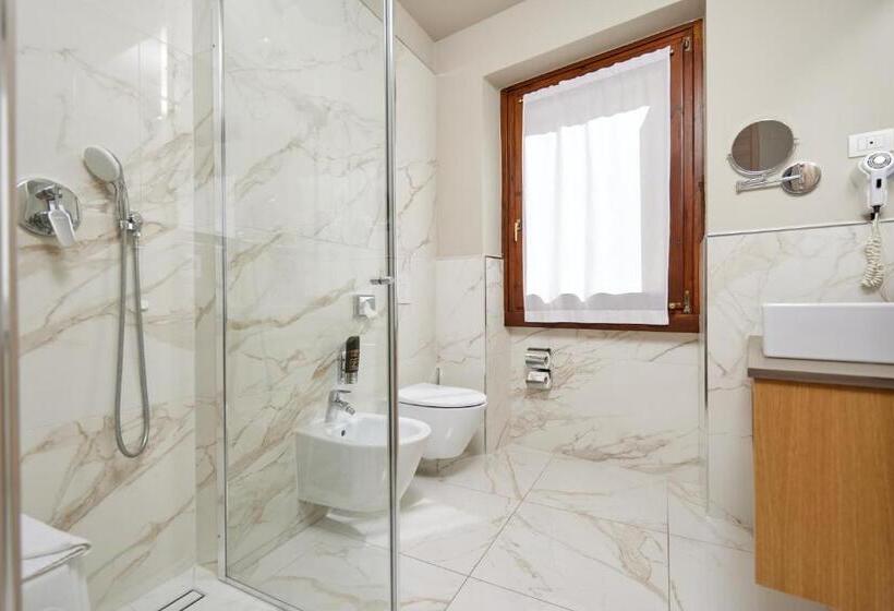 مجموعه ویستا شهر, Lake Front Hotel Brenzone