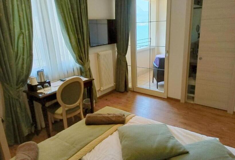 سوییت جونیور با چشم‌انداز شهر, Lake Front Hotel Brenzone