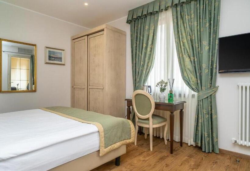 سوییت جونیور با چشم‌انداز شهر, Lake Front Hotel Brenzone