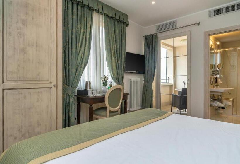 سوییت جونیور با چشم‌انداز شهر, Lake Front Hotel Brenzone