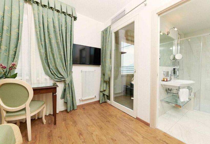 سوییت جونیور با چشم‌انداز شهر, Lake Front Hotel Brenzone