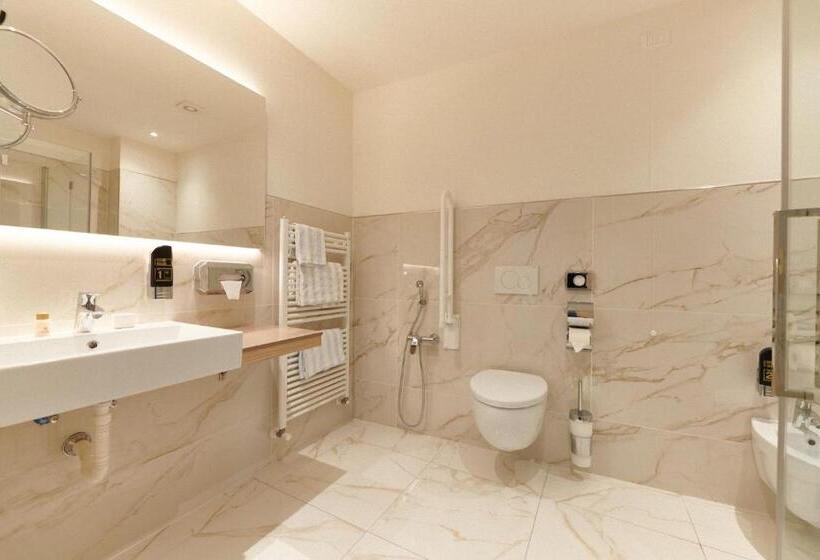 سوییت جونیور با چشم‌انداز دریاچه, Lake Front Hotel Brenzone