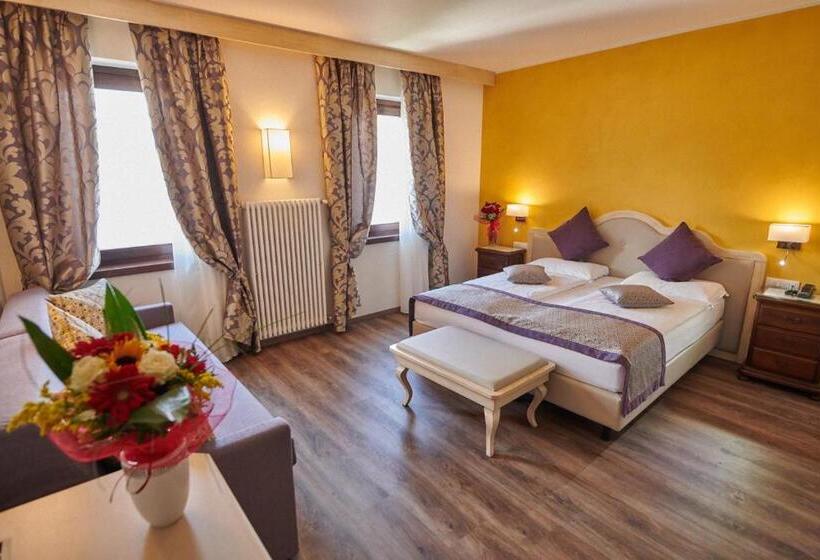 سوییت جونیور با چشم‌انداز دریاچه, Lake Front Hotel Brenzone