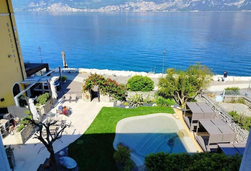 سوییت جونیور با چشم‌انداز دریاچه, Lake Front Hotel Brenzone