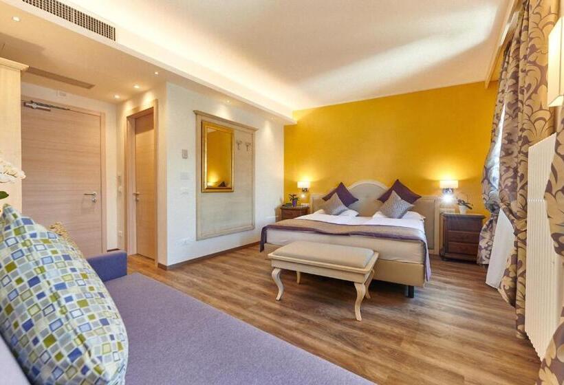 سوییت جونیور با چشم‌انداز دریاچه, Lake Front Hotel Brenzone