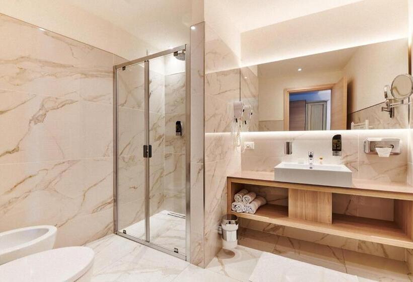 سوییت جونیور با چشم‌انداز دریاچه, Lake Front Hotel Brenzone