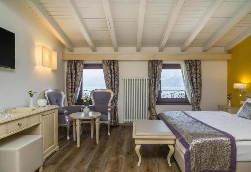 سوییت جونیور با چشم‌انداز دریاچه, Lake Front Hotel Brenzone