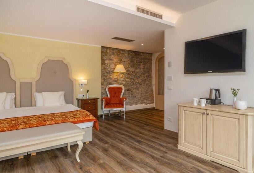 سوییت لوکس, Lake Front Hotel Brenzone