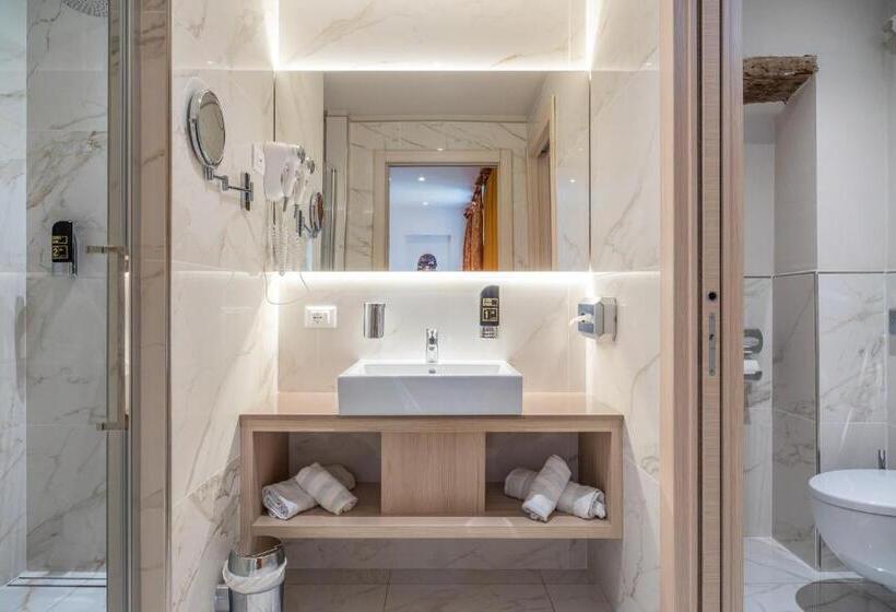 سوییت لوکس, Lake Front Hotel Brenzone