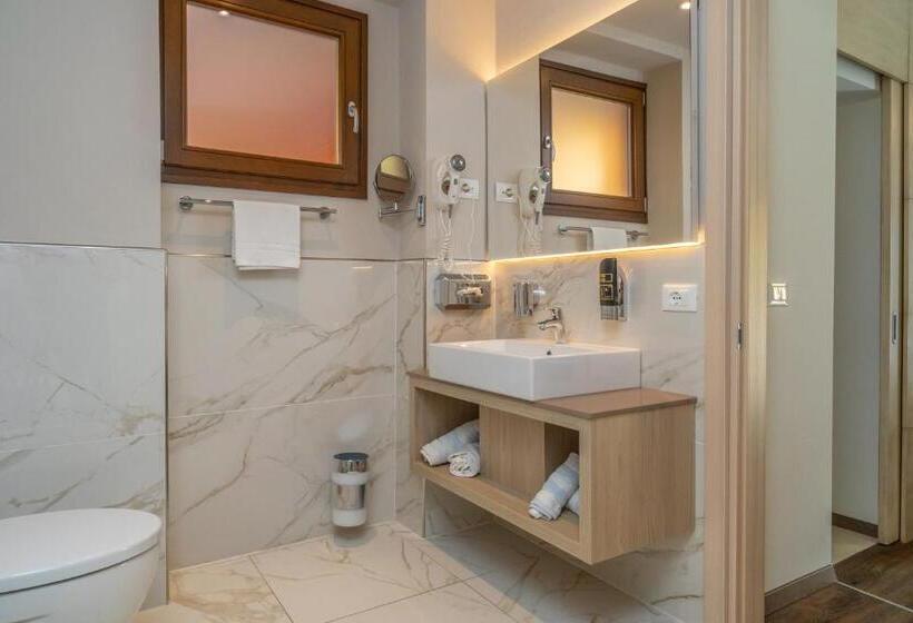 سوییت با چشم‌انداز باغ, Lake Front Hotel Brenzone