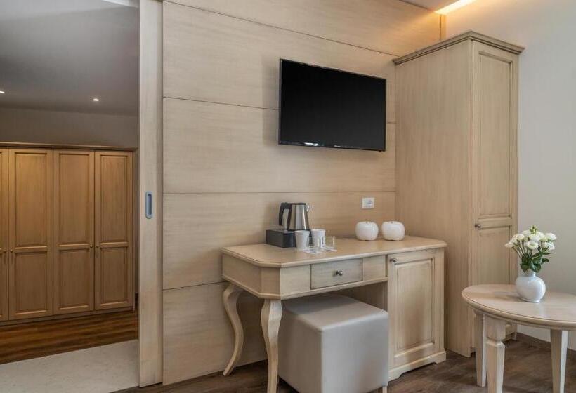 سوییت با چشم‌انداز باغ, Lake Front Hotel Brenzone