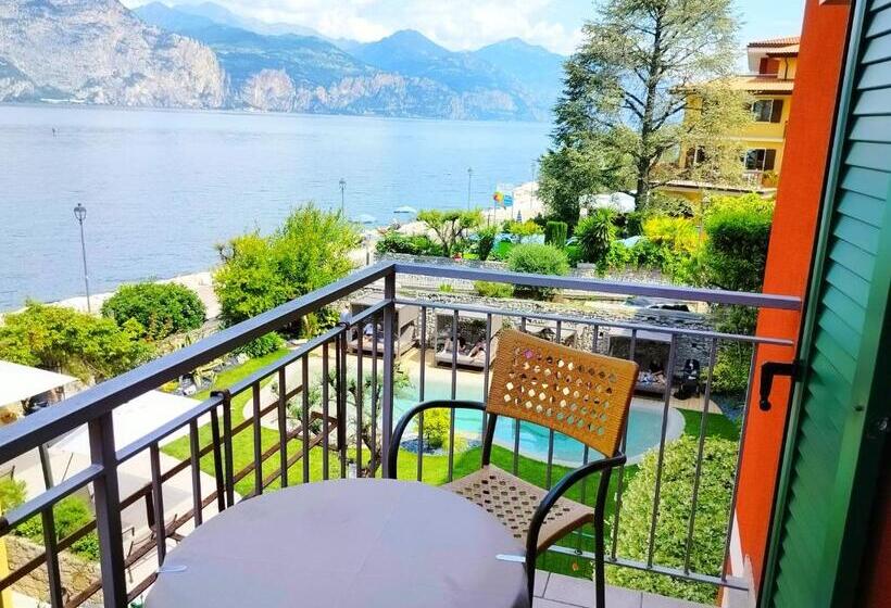سوییت با چشم‌انداز باغ, Lake Front Hotel Brenzone