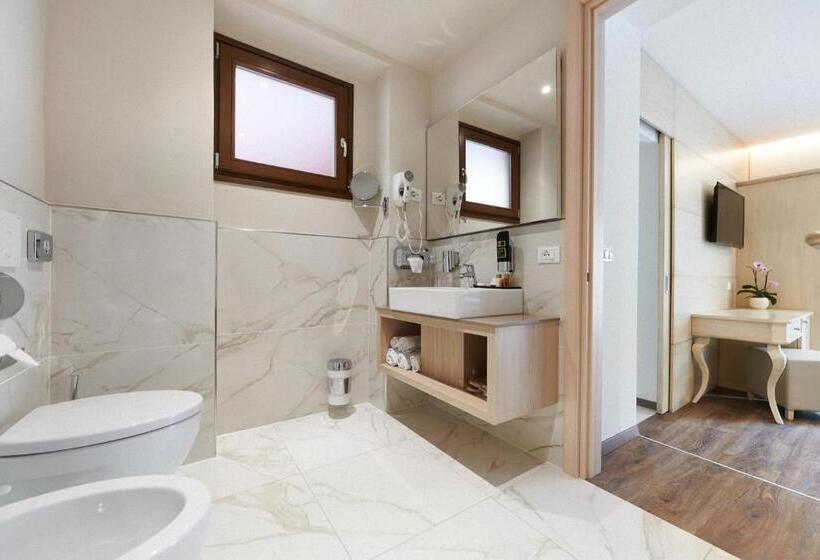 سوییت با چشم‌انداز باغ, Lake Front Hotel Brenzone