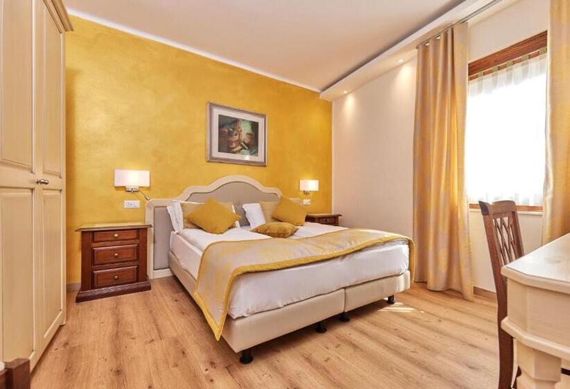 مجموعه ویستا شهر, Lake Front Hotel Brenzone