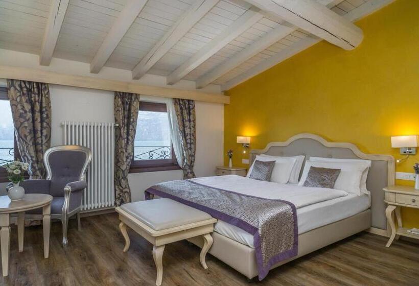 سوییت جونیور با چشم‌انداز دریاچه, Lake Front Hotel Brenzone