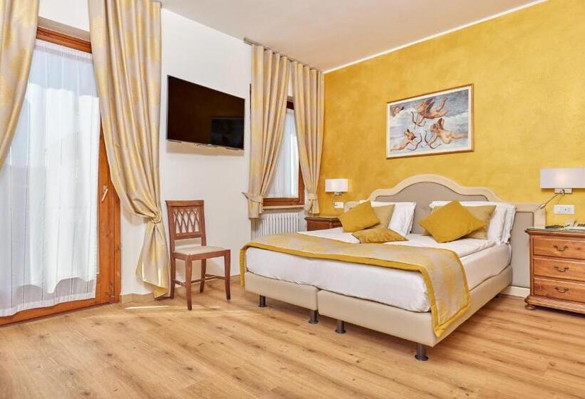 سوییت جونیور, Lake Front Hotel Brenzone