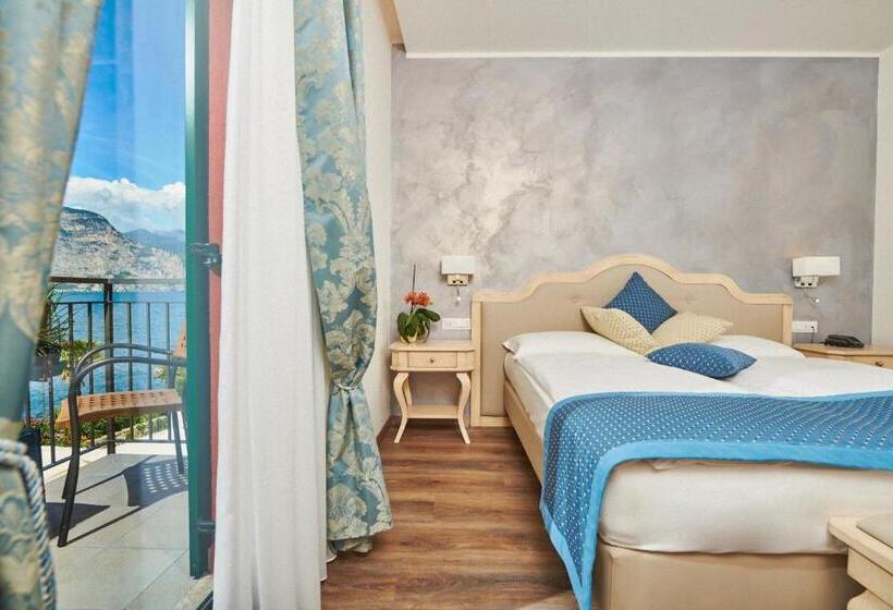 سوییت با چشم‌انداز باغ, Lake Front Hotel Brenzone