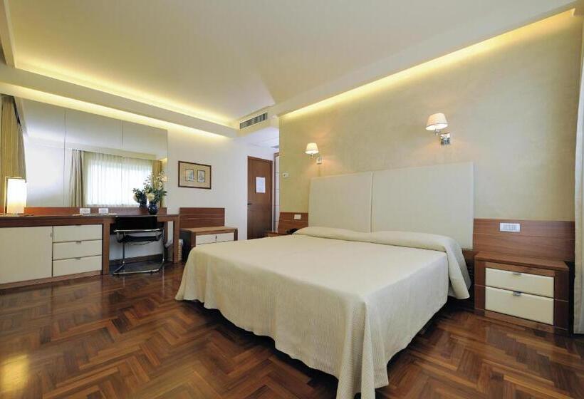 اتاق لوکس با چشم‌انداز دریا, Grand Hotel & Riviera