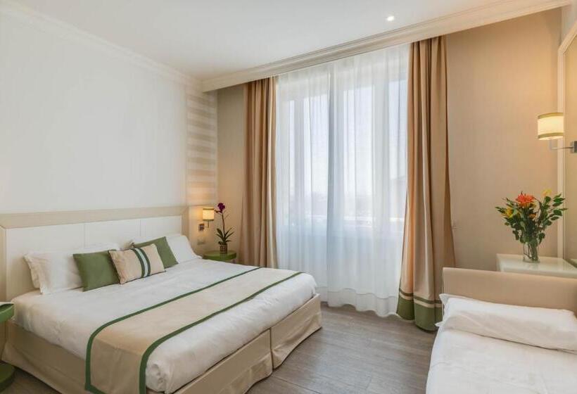 اتاق استاندارد سه نفره با چشم‌انداز کنار دریا, Grand Hotel & Riviera