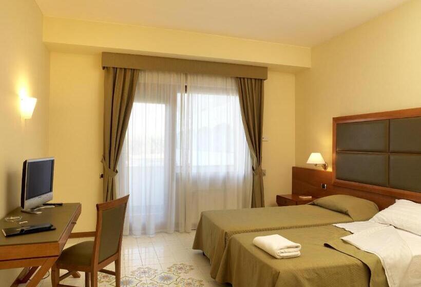 Комфортабельный номер с боковым видом на море, Grand Hotel Don Juan
