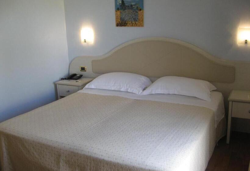 غرفة قياسية ثلاثية, Levante