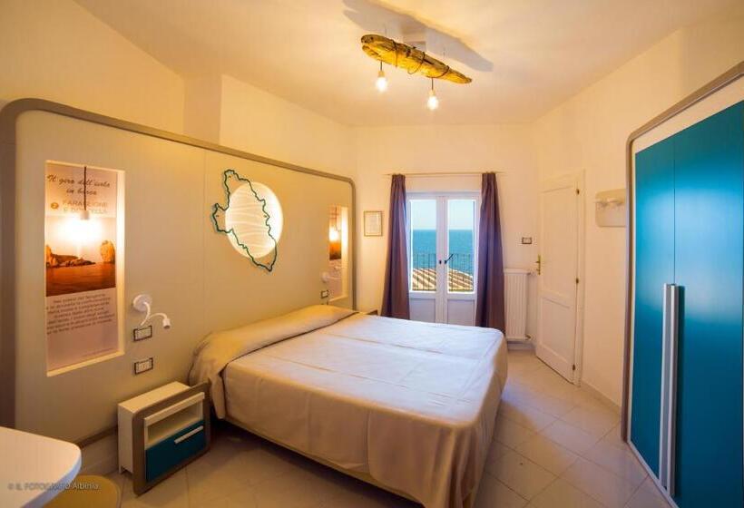 غرفة قياسية مطلّة علي البحر, Saraceno