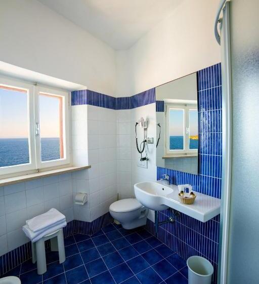 غرفة قياسية مطلّة علي البحر, Saraceno