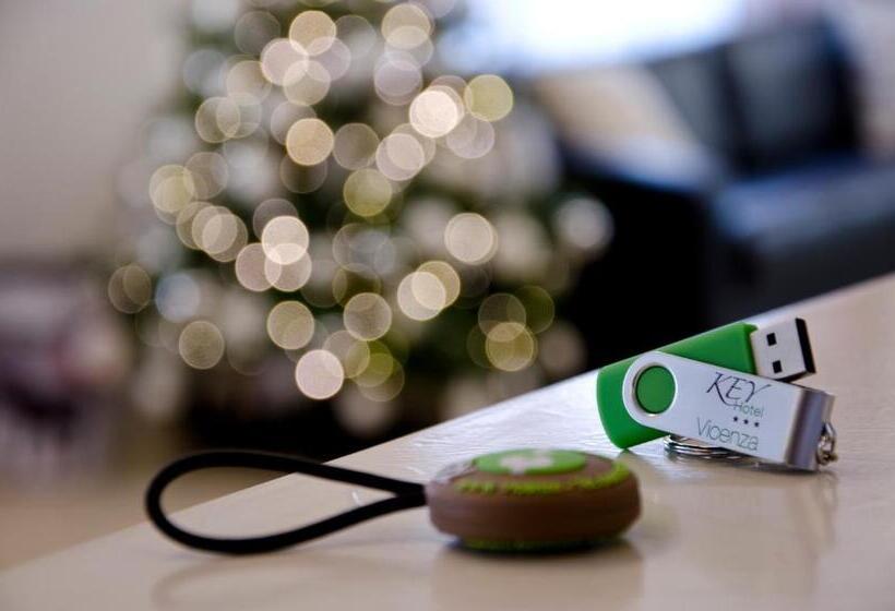 اتاق استاندارد چهار تخته, Key