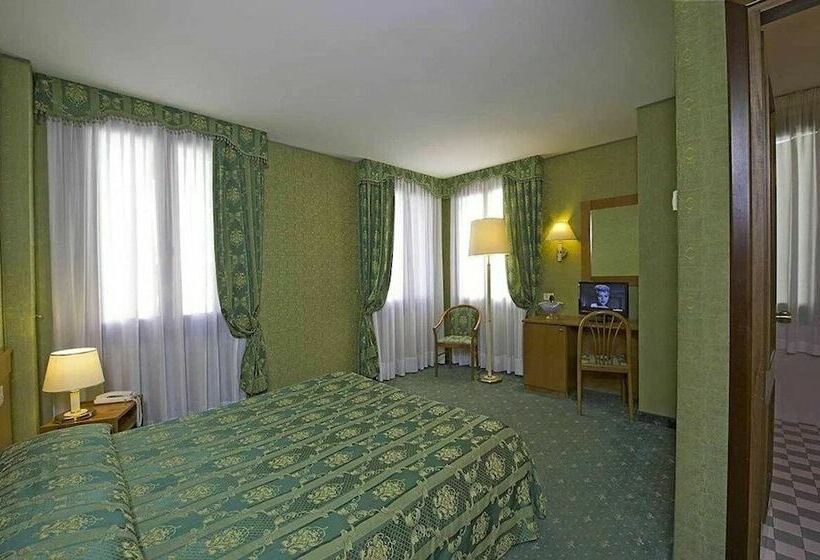 اتاق استاندارد سه نفره, Nazionale