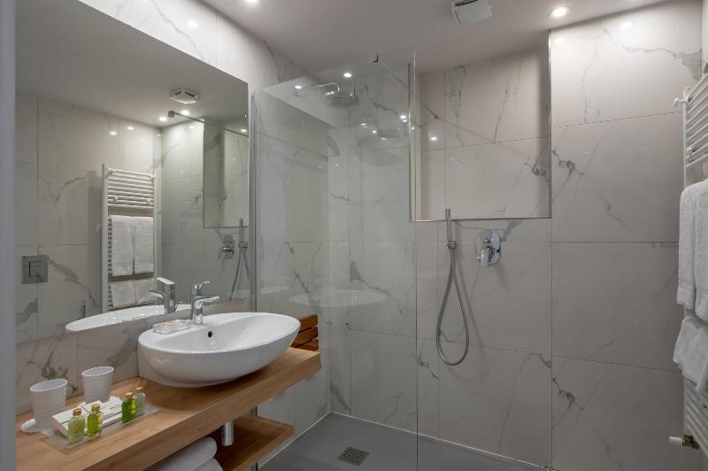 Superior room with lake view, Olivi Hotel & Natural Spa