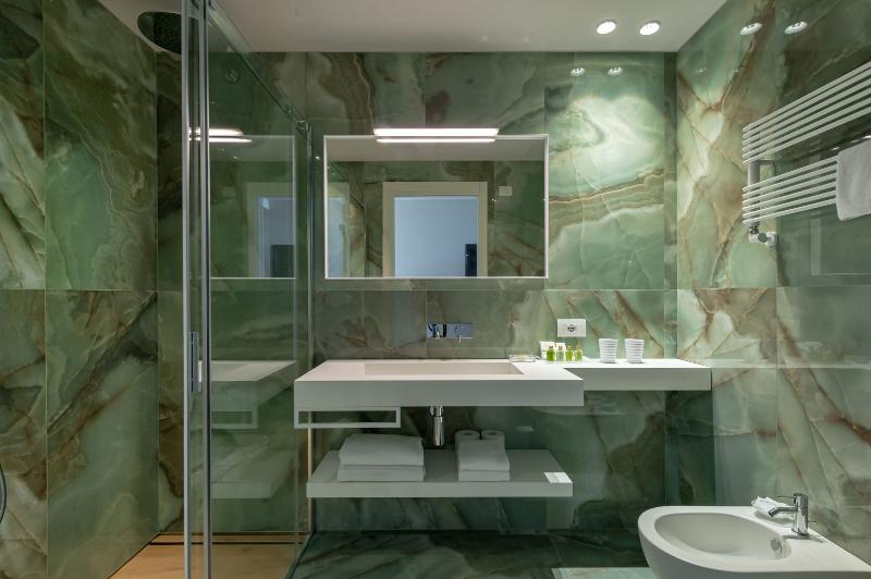 Superior room with lake view, Olivi Hotel & Natural Spa