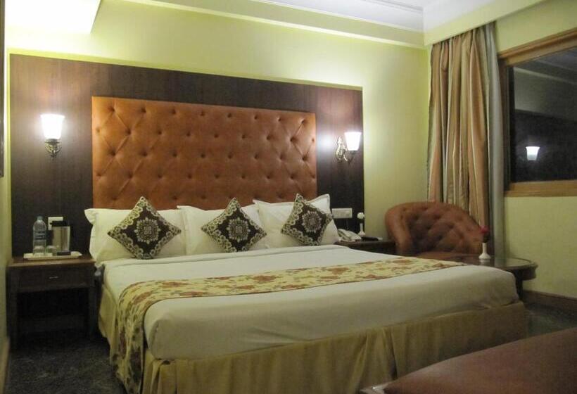 اتاق خانوادگی, Ritz Plaza