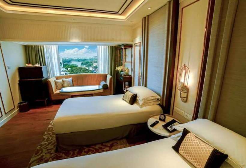 اتاق لوکس با چشم‌انداز دریاچه, Taj Mg Road Bengaluru