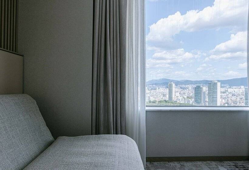 اتاق لوکس با چشم‌انداز دریاچه, Lotte Hotel World