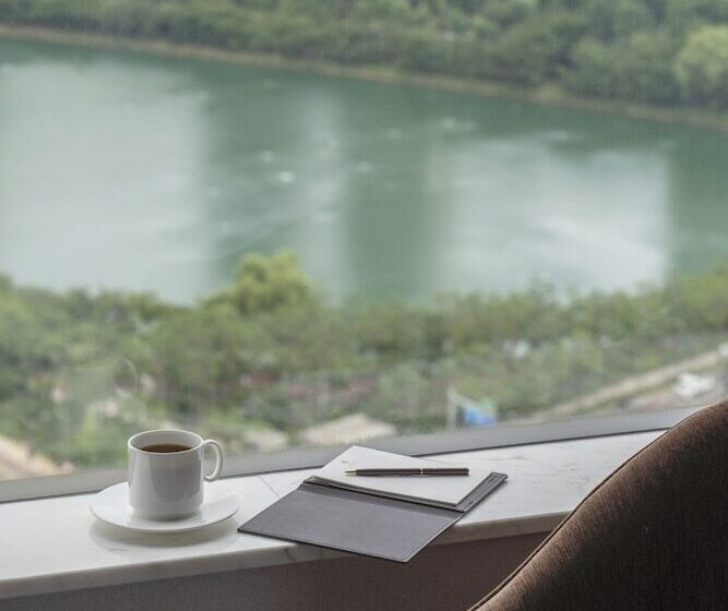 اتاق لوکس با چشم‌انداز دریاچه, Lotte Hotel World