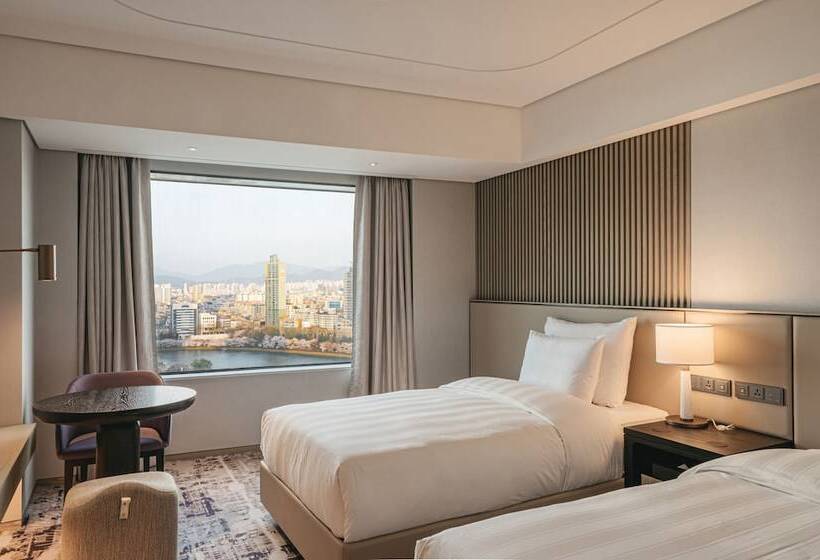 اتاق لوکس با چشم‌انداز دریاچه, Lotte Hotel World