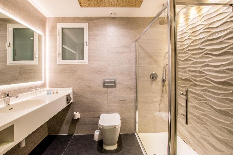 اتاق استاندارد چهار تخته با چشم‌انداز دریا, Doubletree by Hilton Malta