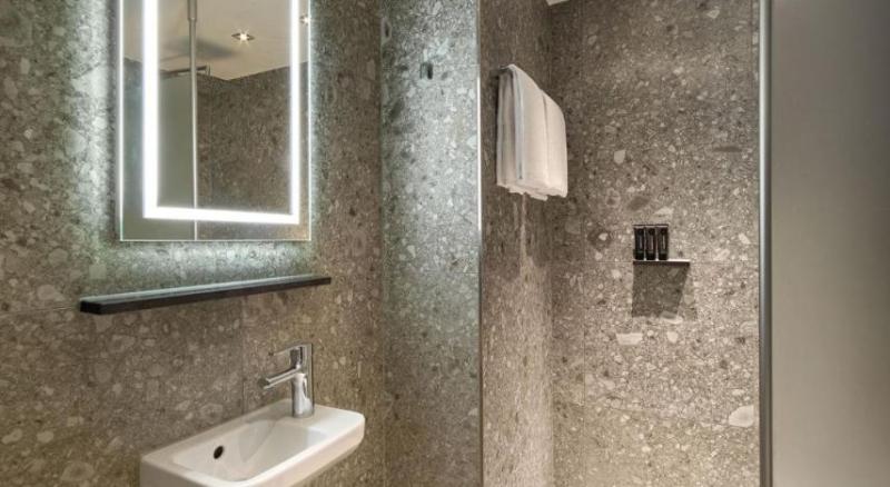اتاق لوکس با بالکن, Clayton Hotel Amsterdam American