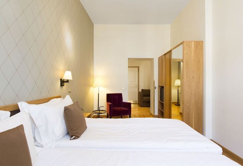 اتاق خانوادگی, Elite Hotel Adlon