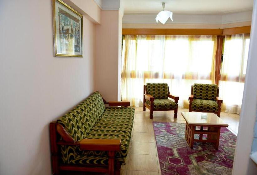 سوییت با چشم‌انداز دریا, Regency Hotel Alexandria