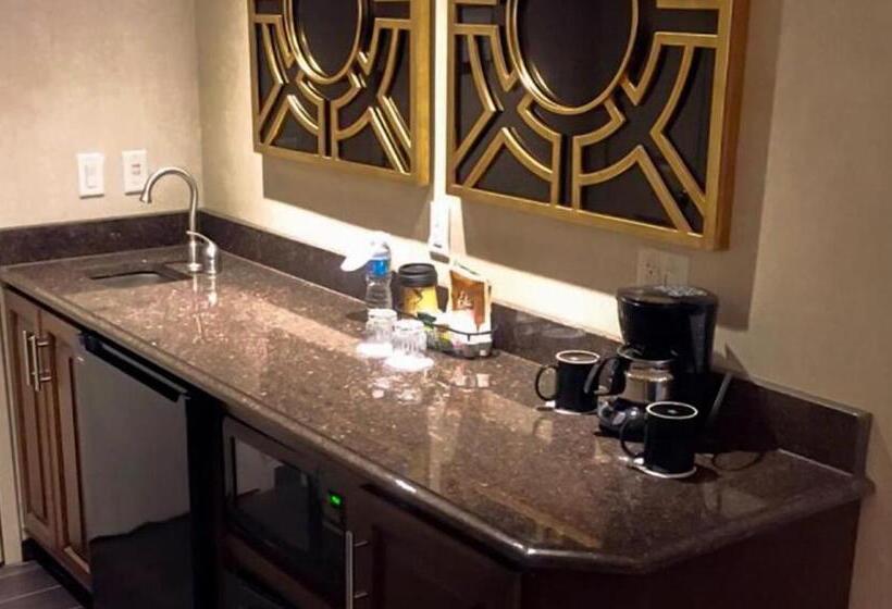 سوئیت با تخت بزرگ, Eden Resort And Suites, Bw Premier Collection